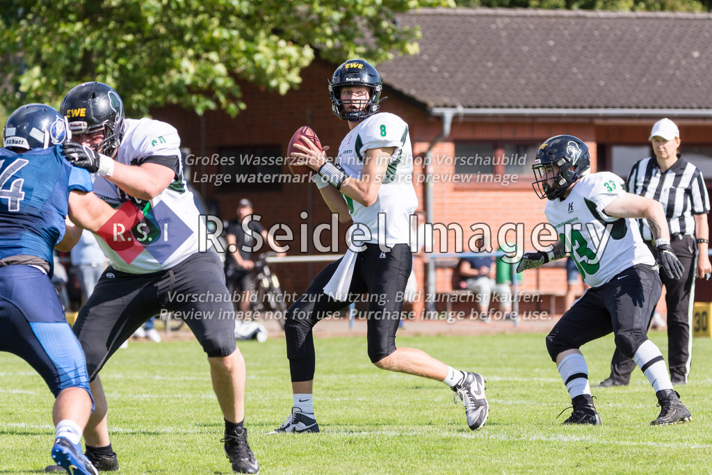 American Football, Saison 2022, Regionalliga Nord, Hamburg Blue Devils - Oldenburg Knights, Dr.-Hermann-Schnell-Sportplatz (Hamburg), 06.08.2022, 07. Gameweek | Murdock Rutledge (#8, Oldenburg, Quarterback)