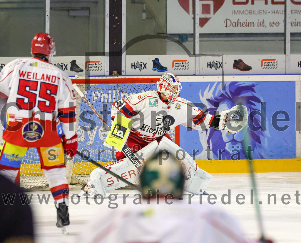 2026-02-20_017_TSV_Erding_gegen_Deggendorfer_SC | Erding, Deutschland, 20.02.2026:Eishockey, Oberliga Süd 2025 / 2026, 49. Spieltag, TSV Erding gegen Deggendorfer SC, Endergebnis: 4:1Luke Weilandt (Deggendorfer SC, #55), Torwart Timo Pielmeier (Deggendorfer SC, #51)Foto: Christian Riedel / fotografie-riedel.net
