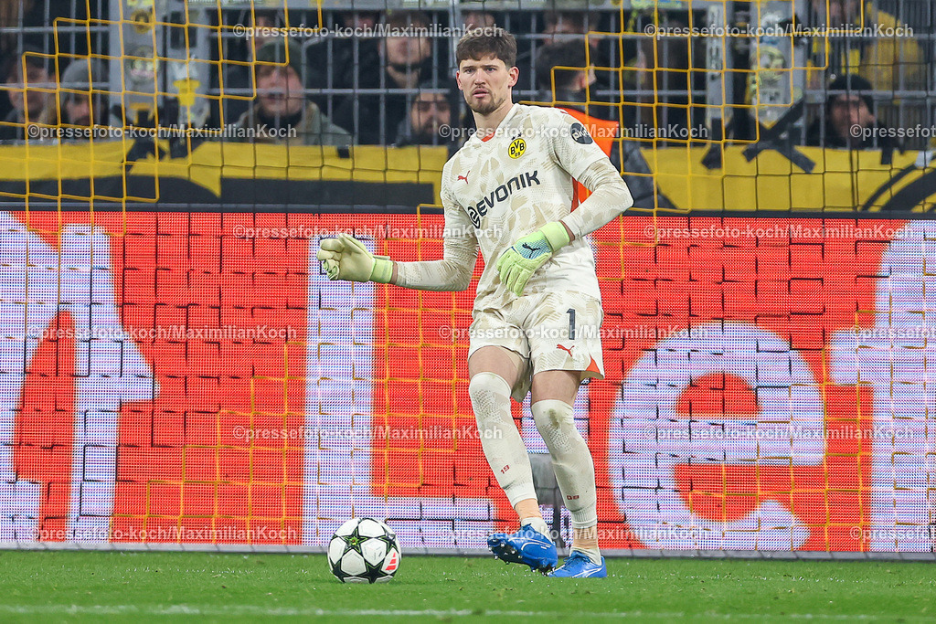 UCL11122402130 | 11.12.2024, UEFA Champions League, Borussia Dortmund - FC Barcelona, 8. Spieltag, Signal Iduna Park, Saison 2024 2025: Torwart Gregor Kobel (BVB #1)