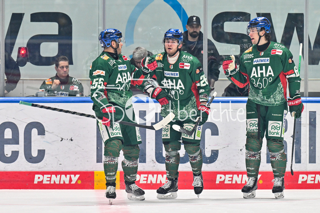 Augsburger Panther - Löwen Frankfurt | AUGSBURG, GERMANY - 16. JANUARY: Jubel der Panther nach dem Treffer zum 1-1 Ausgleich durch Alexander BLANK (Augsburger Panther 26) / Tor / Torschuetze / Freude / Happy während dem Match zwischen den Augsburger Panthern und den Löwen Frankfurt am 40. Spieltag der penny DEL im Curt Frenzel Stadion