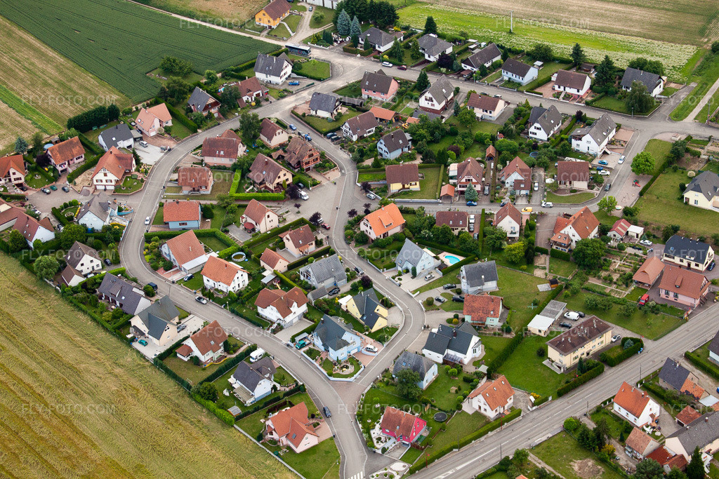 Aerial view: Scheibenhardt in Scheibenhard in the state Bas-Rhin, France. – Photo: IMG_28730.jpg taken on 06/14/2010 by Werner Riehm/FLY-FOTO.com – Resolution of the original: 4752 x 3168 px
