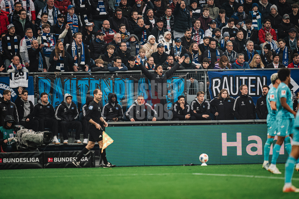 Fußball | Männer | Saison 2025/2026 | 1. Fußball-Bundesliga | 31. Spieltag | Hamburger SV vs. TSG Hoffenheim | 25.04.2026 | HSV Spieler regen sich auf, in der Mitte Yussuf Poulsen (#15, HSV)
