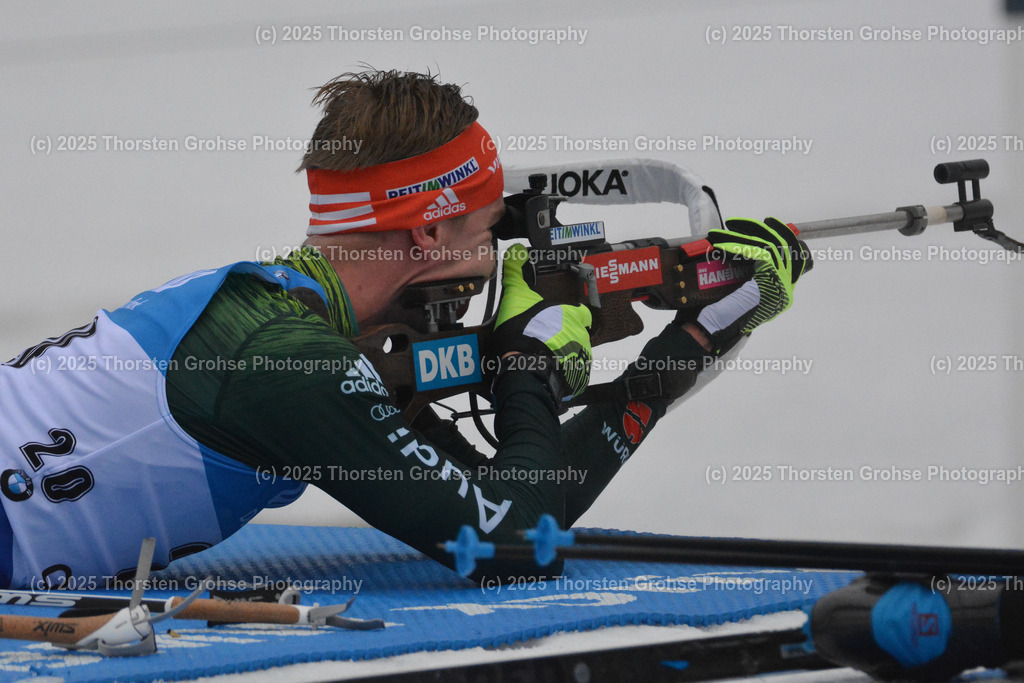 IBU WC Biathlon Oberhof 2018 | KUEHN Johannes (GER) am Schiessstand; IBU WC Biathlon Oberhof 2018, 12,5 km Verfolgung der Männer am 06.01.2018 in der DKB Ski Arena in Oberhof, (Deutschland) - Realisiert mit Pictrs.com