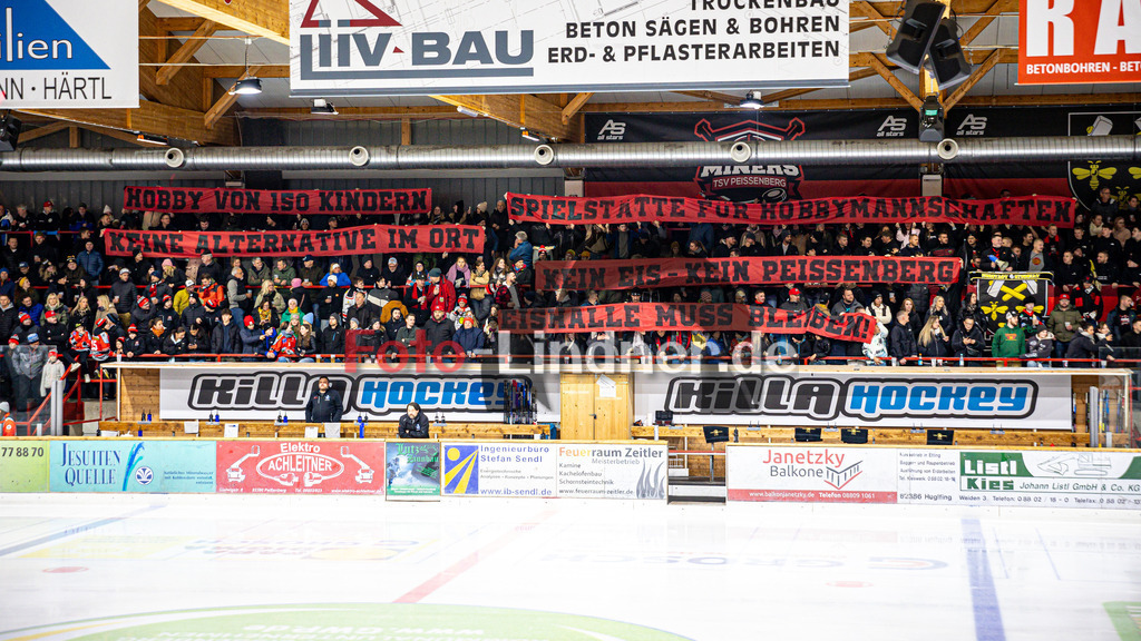 TSV Peißenberg MINERS gegen HC Landsberg RIVERKINGS | Eishockey Bayernliga Herren Vorrunde 2024/25, TSV Peißenberg MINERS gegen HC Landsberg RIVERKINGS, 20241108,Banner für den Erhalt des Eisstadions,2024-11-08 in Peißenberg (Eisstadion Peißenberg)Copyright: WolfgangxLindner foto-lindner.de