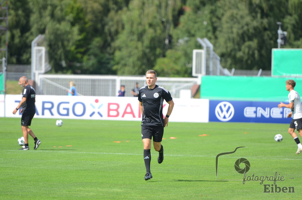 SV Atlas-Delmenhorst-Borussia Mönchengladbach | DFB-Pokal 1. Runde;SV Atlas Delmenhorst (gelb)-Borussia Mönchengladbach (schwarz) am 17.08.2025 in Oldenburg (Marschweg-Stadion), Photo: Philip Eiben 2025 - Realisiert mit Pictrs.com