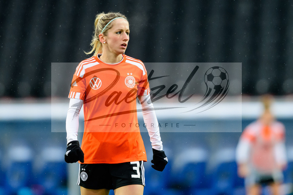 GERTUR20211126_080 | Fussball, Frauen: Kathrin Hendrich (Germany) schaut bei dem Spiel der WM-Qualifikation zwischen Deutschland und Tuerkei im Eintracht-Stadion am 26.11.2021 in Braunschweig, Deutschland. - Realisiert mit Pictrs.com
