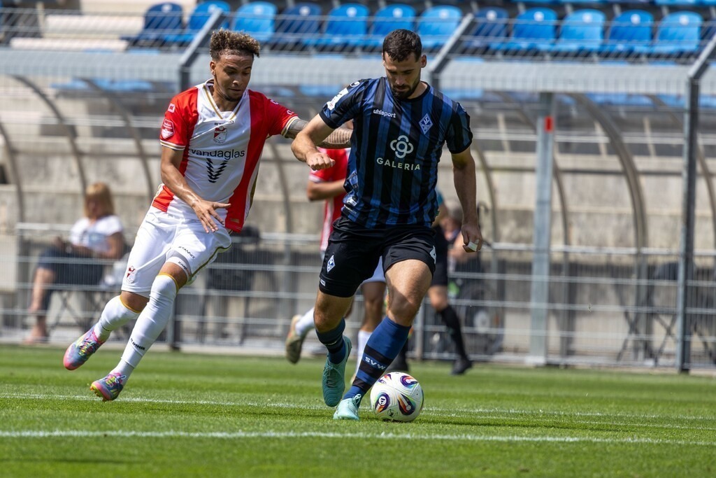 Waldhof Mannheim gegen FC Emmen, Niederlande (Letztes Testspiel vor dem Start in die neue Saison)***Am Ball: Tim Sechelmann (4, Mannheim) | Waldhof Mannheim gegen FC Emmen, Niederlande (Letztes Testspiel vor dem Start in die neue Saison)***Am Ball: Tim Sechelmann (4, Mannheim) - Realisiert mit Pictrs.com