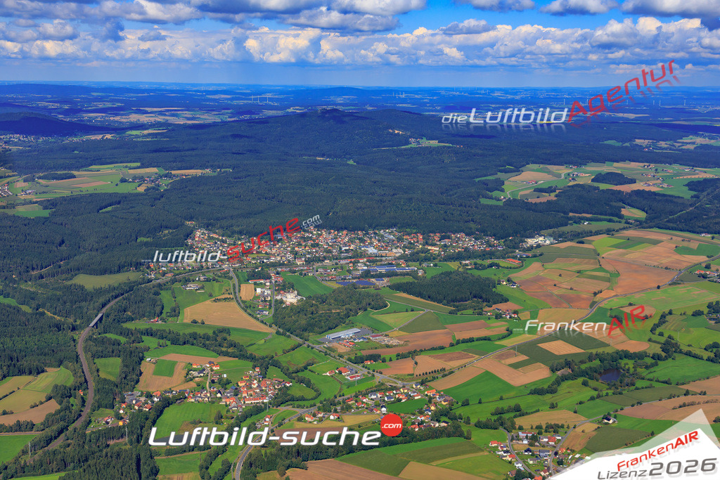 Die Luftaufnahme der Stadt Neusorg wurde 2017 vom Flugzeug heraus erstellt ( keine Drohne )- hohe Auflösung für beste Qualität