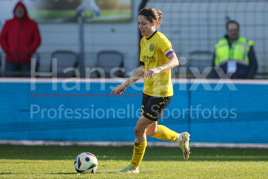 Fussball, 2. Frauen-Bundesliga, SV Meppen - SV 67 Weinberg | v.li.: Annika Kömm (SV 67 Weinberg, 15) am Ball, Freisteller, Einzelbild, Ganzkörper, Aktion, Action, Spielszene, DIE DFB-RICHTLINIEN UNTERSAGEN JEGLICHE NUTZUNG VON FOTOS ALS SEQUENZBILDER UND/ODER VIDEOÄHNLICHE FOTOSTRECKEN. DFB REGULATIONS PROHIBIT ANY USE OF PHOTOGRAPHS AS IMAGE SEQUENCES AND/OR QUASI-VIDEO.