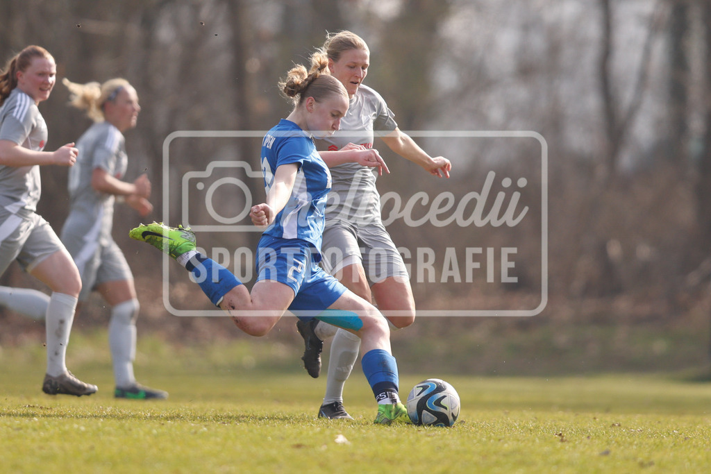 Fußball I Frauen I Saison 2025-2026 I Oberliga Niedersachsen I 15. Spieltag I SV Meppen 1912 e.v. U20 2 - BW Hollage -20 | Mirja Langen (23, SV Meppen 1912 e.v.) schießt aufs Tor. - Realisiert mit Pictrs.com