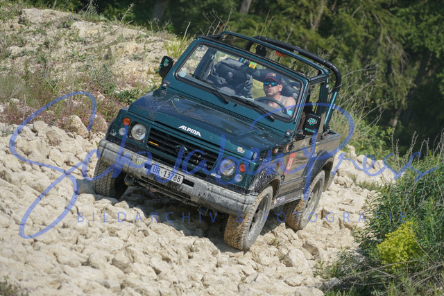 DSC08674 | Vierradfahrzeuge testen unterschiedliches Terrain - ueber Stock und Stein

Offroad Grundkurs im Steinbruch. Unterschiedliche Fahrgegebenheiten mit dem gelaendegaengigem Offroad-Fahrzeug. 

Deutschland, Geisingen, Steinbruch Meichle und Mohr, 10.06.2023