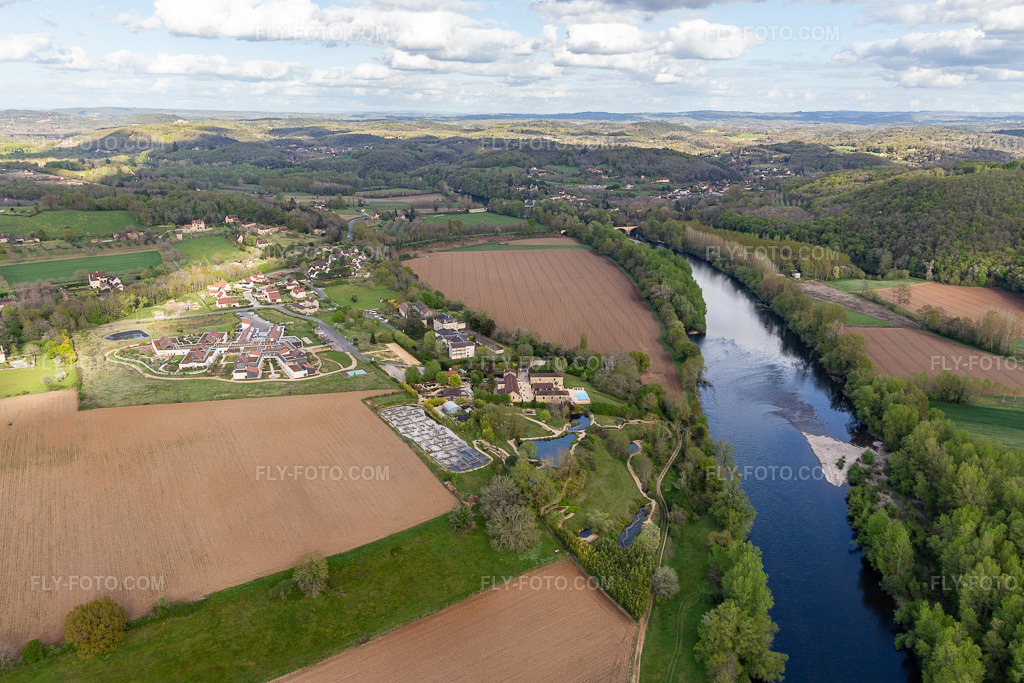 Aerial view: Les Jardins d'eau de Carsac in Carsac-Aillac in the state Dordogne, France. – Photo: IMG_113391.jpg taken on 04/16/2019 by Werner Riehm/FLY-FOTO.com – Resolution of the original: 5112 x 3408 px