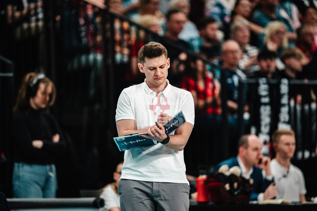 Volleyball | Herren | Saison 2024/2025 | 1. Volleyball Bundesliga Männer | Halbfinale | SVG Lüneburg vs. VfB Friedrichshafen | 05.04.2025 | Trainer Adam Swaczyna (VfB Friedrichshafen) macht sich Notizen