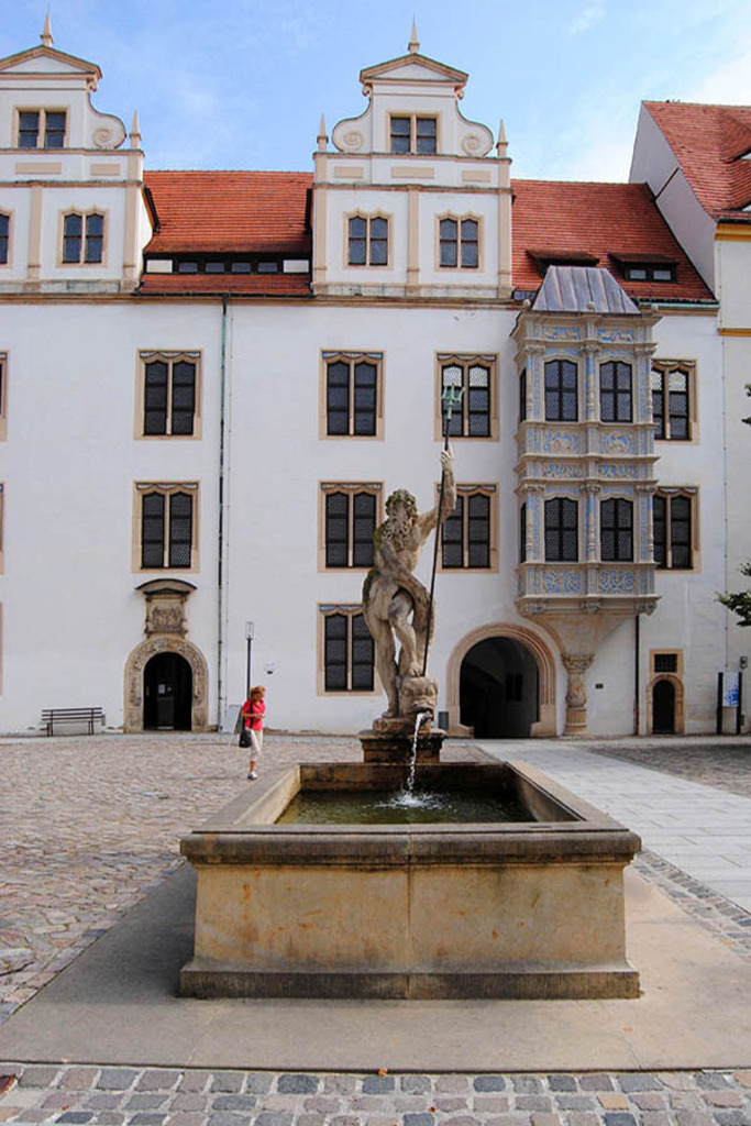 Torgau - Schloss Hartenfels - Neptunbrunnen | Entdecke über 20 Kategorien Leipzig-Motive: Foto-Downloads, hochwertige Poster, Leinwand- & Fine-Art-Prints. Jetzt Lieblingsfoto im Bildlexikon Leipzig Shop bestellen!