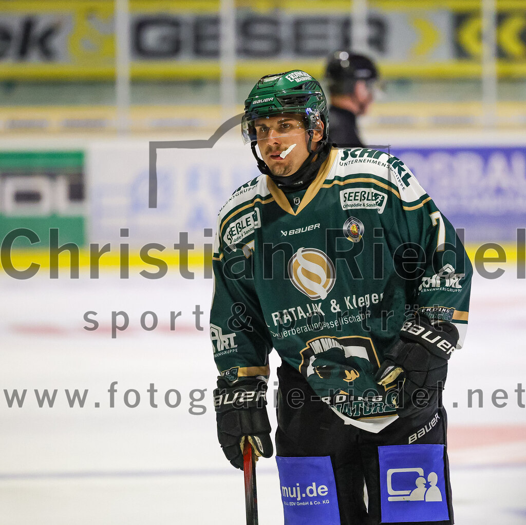2025-08-22_051_TSV_Erding_gegen_EV_Fuessen | Erding, Deutschland, 22.08.2025:Eishockey, Oberliga Süd 2025 / 2026, Testspiel, TSV Erding gegen EV Füssen, Endergebnis: 1:4Louis Trattner (Erding Gladiators, #7)Foto: Christian Riedel / fotografie-riedel.net