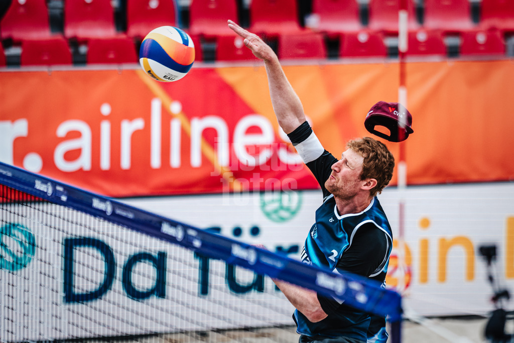 Beachvolleyball | Frauen | German Beach Tour 2024 | Tourstop Düsseldorf | 17.05.2024 | Yannick Harms verliert beim Angriff seine Mütze