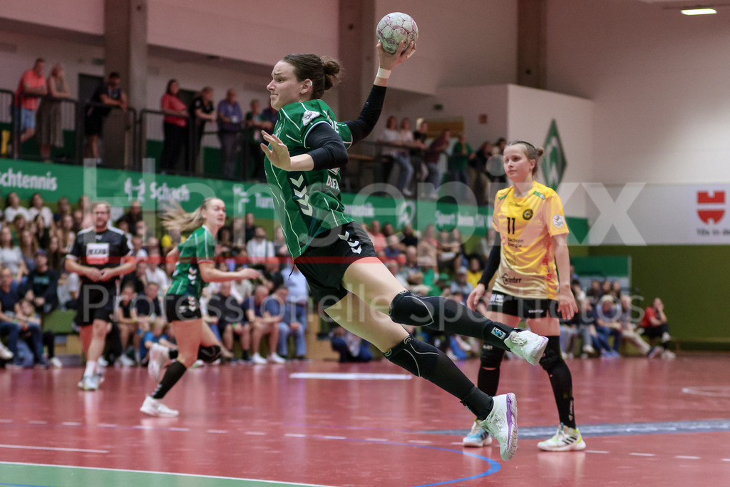 Handball, 2. Bundesliga Frauen, SV Werder Bremen - HC Rödertal | Alina Defayay (SV Werder Bremen, 57) beim Wurf, am Ball, Spielszene, Aktion, Action