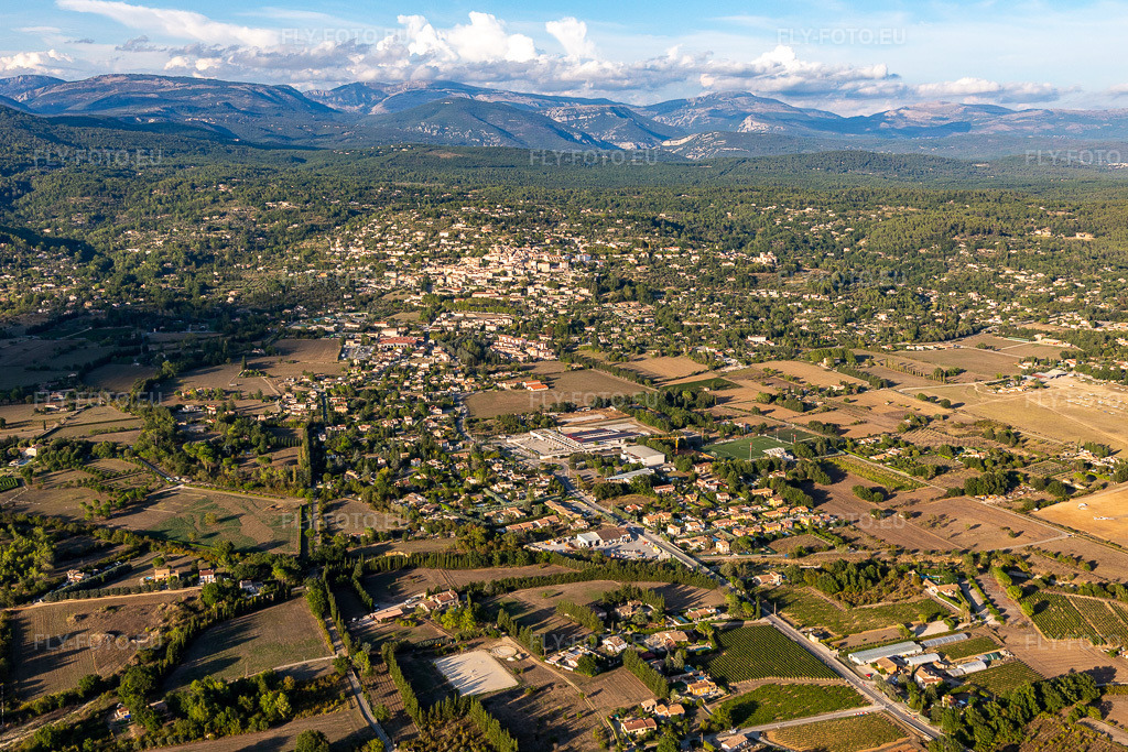 Vue aérienne: Vue de la ville à Fayence dans le département Var, France. Photo: IMG_129424.jpg prise le 18/09/2021 par Werner Riehm/FLY-FOTO.eu – Résolution de l'original: 5435 x 3623 px