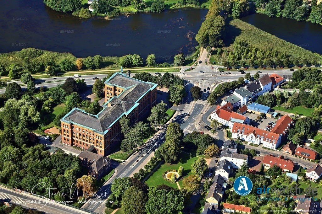 Luftbild Schleswig-Holsteinische Oberlandesgericht (OLG) in Schleswig | Das Schleswig-Holsteinische Oberlandesgericht (OLG) hat seinen Sitz in Schleswig und ist das einzige Oberlandesgericht im Bundesland Schleswig-Holstein. Es ist für den gesamten Landesbereich zuständig und überprüft Berufungen und Beschwerden aus Entscheidungen der nachgeordneten Land- und Amtsgerichte.