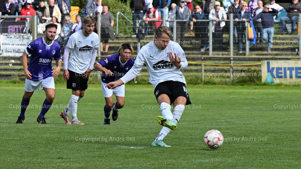 VfR Neumünster vs Eckernförder SV | Leon Apitz (ESV #7) verwandelt einen Handelfmeter zum 0-1 - Fußball-Oberliga Männer 2024/2025 / VfR Neumünster vs Eckernförder SV / VfR-Stadion / Neumünster / 15.09.24 - Realisiert mit Pictrs.com