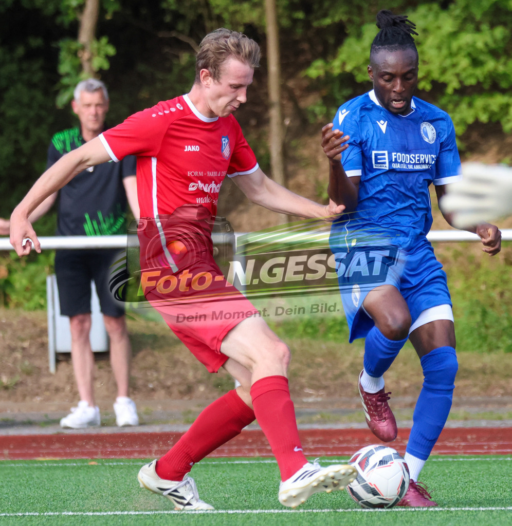 TuS Bardüttingdorf - TuRa Löhne | Auf dem Bild zu sehen: blau SV Löhne-Obernbeck: Sunday Ajala ; rot SG FA Herringhausen/Eickum: Ole Sawitzki SV Löhne-Obernbeck, SG FA Herringhausen/Eickum, Saison 26/27, Fistelmann SuperCup - Realisiert mit Pictrs.com