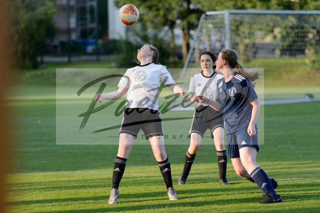 GREBES20210719_014 | Fussball, Frauen:   beim Spiel der 1. Kreisklasse zwischen TSG 07 Burg Gretesch IV und TuS Bad Essen im TSG-Sportpark am 19.07.2021 in Osnabrueck, Deutschland. - Realisiert mit Pictrs.com