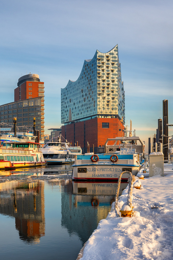 10260306 - Elbphilharmonie im Winter | Winterlicher Blick auf die Elbphilharmonie.