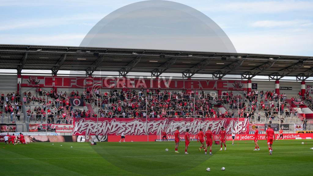 Fußball, Herren, Saison 2025/2026, Regionalliga Nordost, 5. Spieltag, Hallescher FC vs. FSV 63 Luckenwalde, Dienstag 26.08.2025, Leuna-Chemie-Stadion Halle, | Fußball, Herren, Saison 2025/2026, Regionalliga Nordost, 5. Spieltag, Hallescher FC vs. FSV 63 Luckenwalde, Dienstag 26.08.2025, Leuna-Chemie-Stadion Halle, Im Bild: Ein Blick auf die Tribüne der Fans des Halleschen FC und auf den Spruchbanner Verbandsstrafen abschaffen. - Realisiert mit Pictrs.com