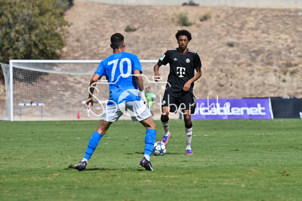 Papohs FC U19 - FC Bayern München U19 | am Ball Cassiano KIALA (FCB #4) / Einzelfoto / Freisteller / UEFA Youth League: Paphos FC U19 - FC Bayern München U19; Stelios Kyriakides Stadium am 30.09.2025