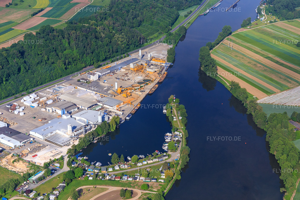 Luftbild: Veit Dennert KG und AEROPOR GmbH gegenüber der Marina am Main des Motor- und Segelbootclub Coburg e.V. im Ortsteil Trosdorf in Bischberg im Bundesland Bayern in Deutschland. – Foto: IMG_099836.jpg vom 25.05.2017 durch Werner Riehm/FLY-FOTO.de – Auflösung des Originals: 5472 x 3648 px – Dennert Baustoffwelt – AEROPOR® lightweight aggregate – Motor- und Segelbootclub Coburg e.V. - Motor- und Segelbootclub Coburg e.V. MSC Coburg