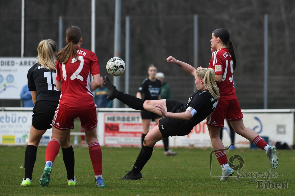 SG am Meer-SpVG Aurich U20 | Bezirksliga Frauen Nord; SG am Meer (schwarz)-SpVG Aurich U20 (rot) am 23.03.2025; in Gristede (Fehrenkampstr. 2a), Photo: Philip Eiben 2025 - Realisiert mit Pictrs.com