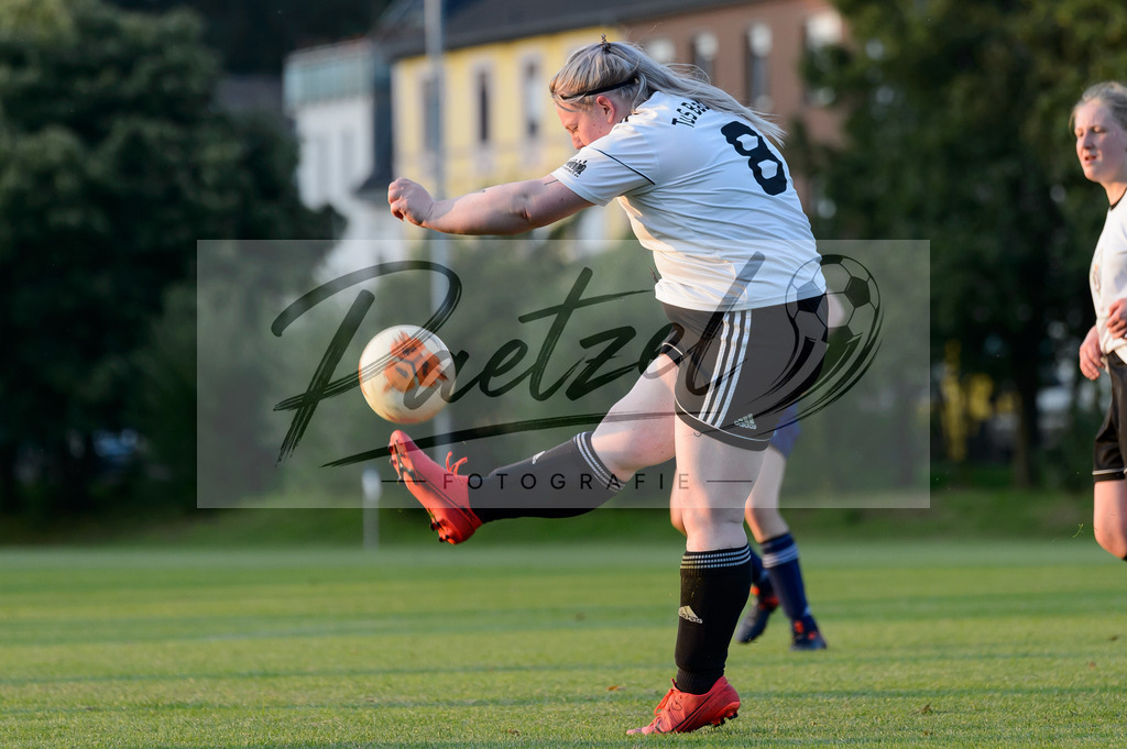 GREBES20210719_041 | Fussball, Frauen:   beim Spiel der 1. Kreisklasse zwischen TSG 07 Burg Gretesch IV und TuS Bad Essen im TSG-Sportpark am 19.07.2021 in Osnabrueck, Deutschland. - Realisiert mit Pictrs.com