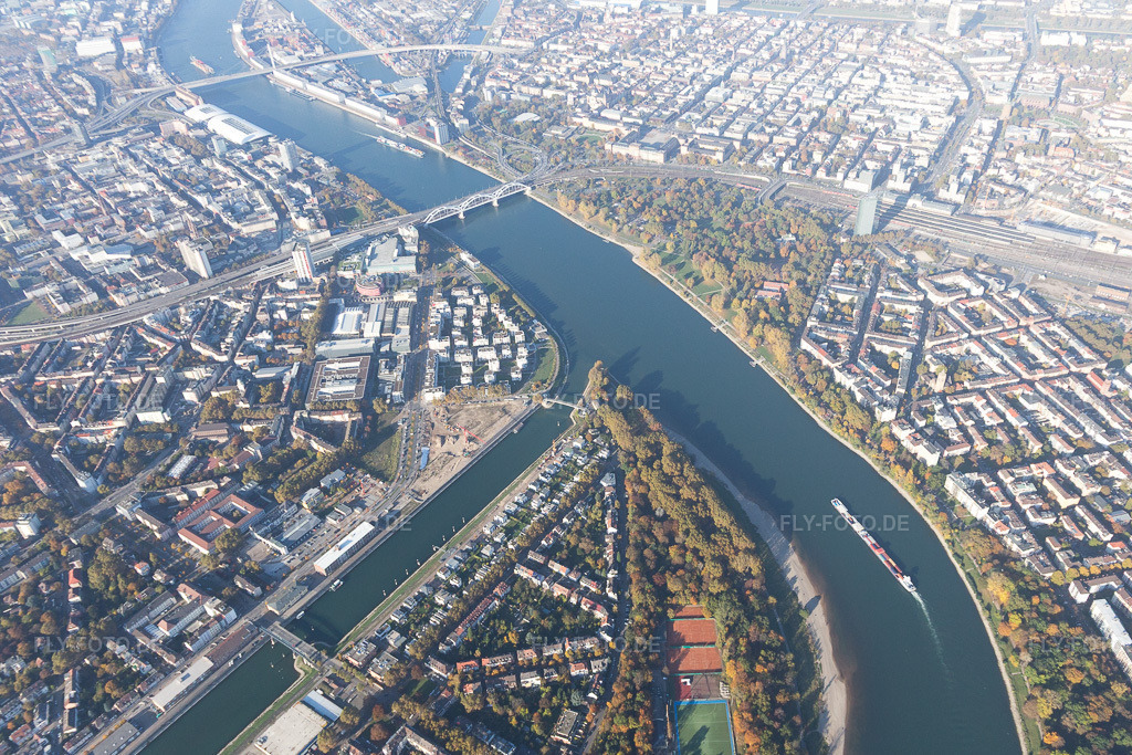 Luftbild: Luitpoldhafen im Ortsteil Süd in Ludwigshafen im Bundesland Rheinland-Pfalz in Deutschland. Foto: IMG_095418.jpg vom 30.10.2016 durch Werner Riehm/FLY-FOTO.de