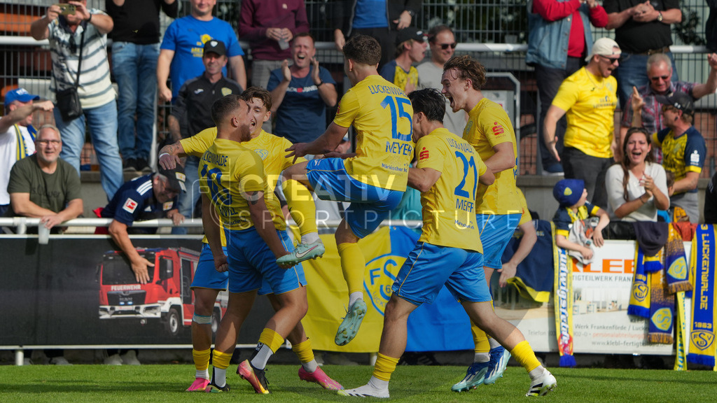 Fußball, Herren, Saison 2025/2026, Regionalliga Nordost, 10. Spieltag, FSV 63 Luckenwalde vs. BSG Chemie Leipzig, Samstag 27.09.2025, Werner-Seelenbinder-Stadion Luckenwalde, | Fußball, Herren, Saison 2025/2026, Regionalliga Nordost, 10. Spieltag, FSV 63 Luckenwalde vs. BSG Chemie Leipzig, Samstag 27.09.2025, Werner-Seelenbinder-Stadion Luckenwalde, Im Bild: Großer Jubel beim FSV 63 Luckenwalde nach dem Siegtor. - Realisiert mit Pictrs.com