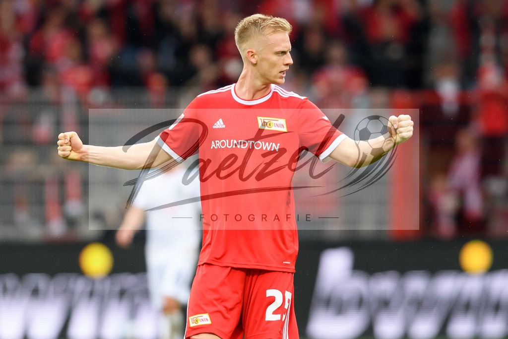 FCUBMG20210829_251 | Fussball, Herren: Timo Baumgartl (1.FC Union Berlin) Schlussjubel, jubelt nach dem 2:1 Sieg beim Spiel der 1. Bundesliga zwischen 1. FC Union Berlin und Borussia Moenchengladbach im Stadion An der Alten Foersterei am 29.08.2021 in Berlin, Deutschland. - Realisiert mit Pictrs.com