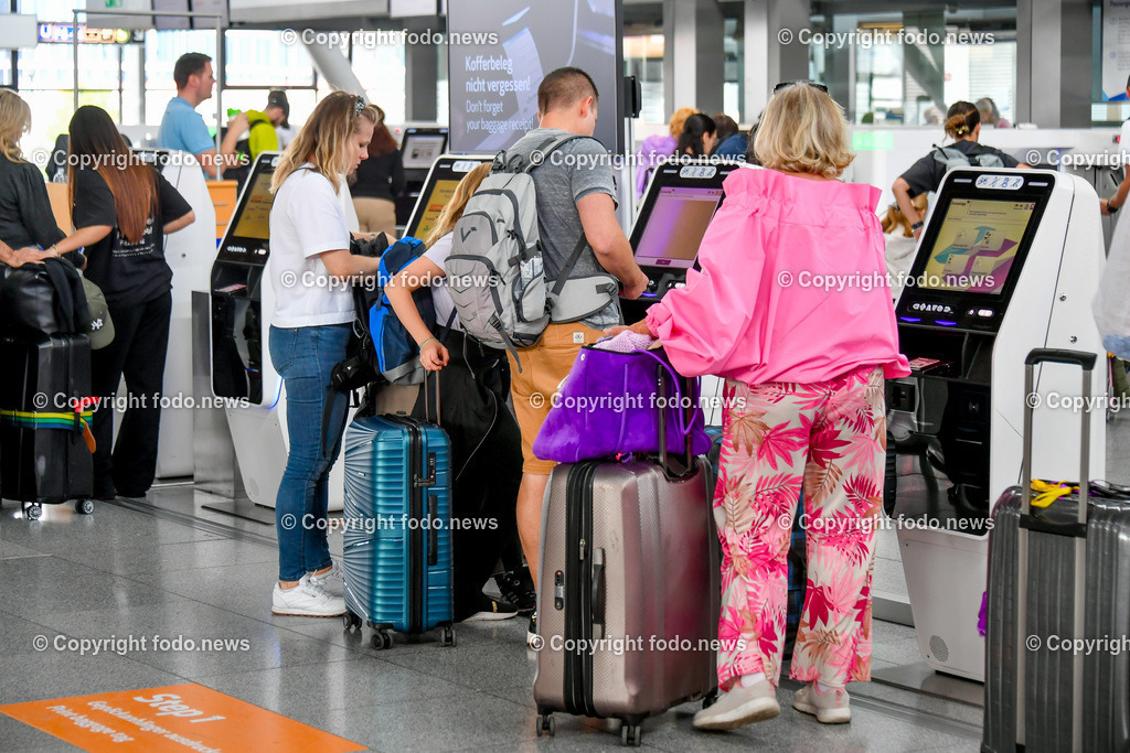 Deutschland_ Baden-Wuerttemberg_ Stuttgart_ 27.08.2025-8 | 27.08.2025, Deutschland, GER, Baden-Wuerttemberg, Stuttgart, im Bild Stuttgart Airport, Flughafen, STR, Reisen, Tourismus, Abflug, Ankunft, Terminal, Check-in, Sicherheitskontrolle, Gepaeck, Koffer, Duty-Free, Boarding, Fluggesellschaft, Passagiere, Flugreise, Urlaub, Businessreise, Reiseziele, Nonstop-Fluege, Parken am Flughafen, Mietwagen, Flughafen-Shuttle, Reiseplanung, Staedtereise, internationale Fluege, Kurzurlaub, Reisedokumente, Boardingkarte, Reisesicherheit, Flughafenlounge, Reisevorfreude, Reiseinformation, Mobilitaet, Flughafeninfrastruktur, Flugverbindung, Ticketbuchung, Gepaeckausgabe, Flugplan, Reiseerlebnis, Feature, Symbolbild
