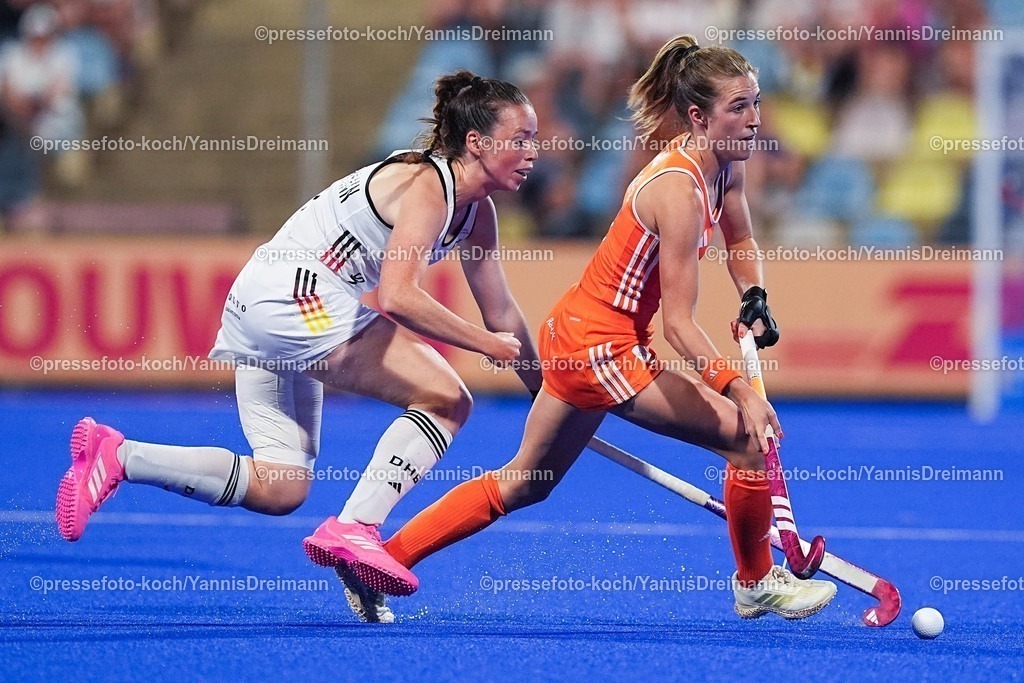 xydrx11082503021 | 11.08.2025, xydrx, Frauen EuroHockey Championship 2025, Gruppenphase, Gruppe A, Deutschland - Niederlande, Sparkassenpark Mönchengladbach: Amelie Wortmann (GER #3) im Zweikampf gegen Xan de Waard (NED #7)
