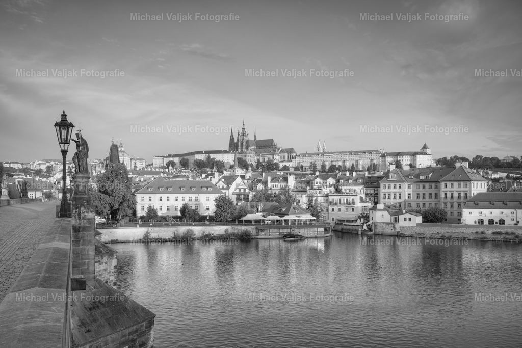 Prager Burg im Morgenlicht schwarz-weiß | Blick von der Karlsbrücke in Prag in Richtung Prager Burg am frühen Morgen. - Realisiert mit Pictrs.com