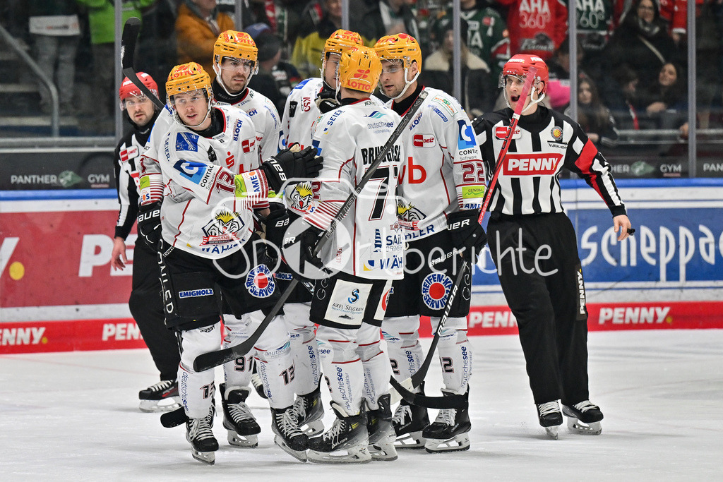 Augsburger Panther - Fischtown Pinguins | Jubel der Gaeste nach dem Treffer zum 0-4 durch Ziga JEGLIC (Fischtown Pinguins 13) / Freude / Happy / tor / torschuetze / DEL: Augsburger Panther - Fischtown Pinguins, Curt Frenzel Stadion am 08.01.2025