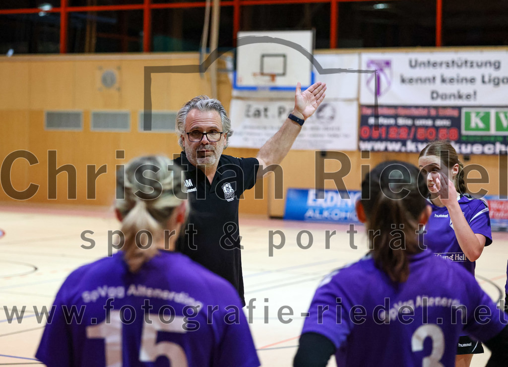 2022-11-19_086_SpVgg_Altenerding_gegen_HC_Donau-Paar | Erding, Deutschland, 19.11.2022:
Handball, Bezirksoberliga Frauen Altbayern 2022 / 2023, 5. Spieltag, SpVgg Altenerding gegen HC Donau/Paar, Endergebnis: 22:33

Trainer Andreas Mittermeier (SpVgg Altenerding)

Foto: Christian Riedel / fotografie-riedel.net
