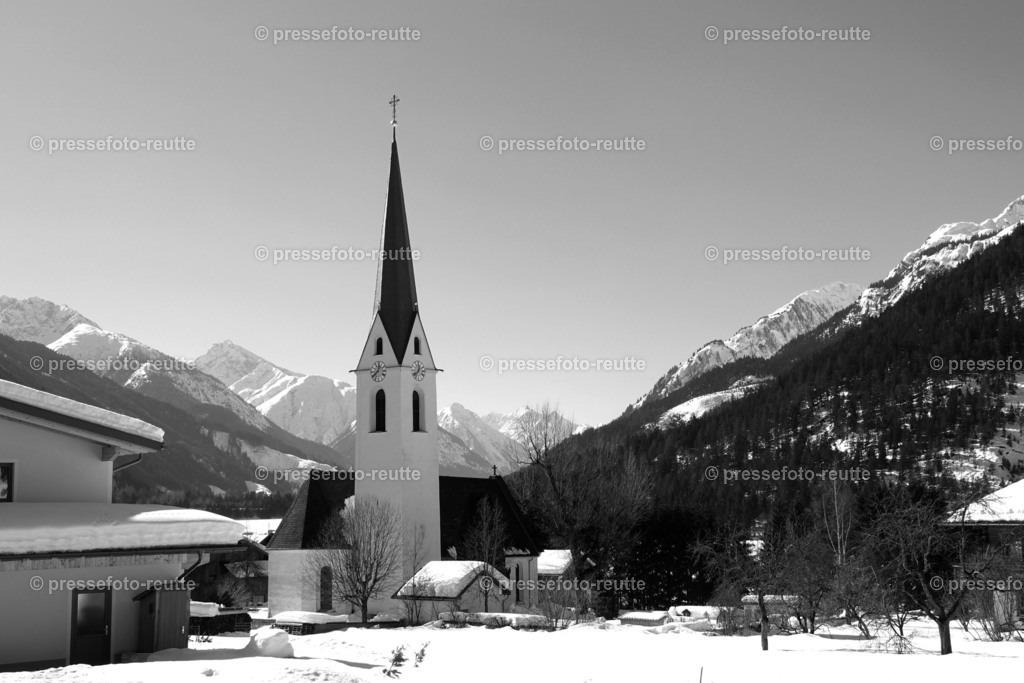 Elmen-KIRCHE-Winter-DSC04347-SW | Info aus dem Bezirk Reutte/Ausserfern Tirol sowie eine umfangreiche Bilddatenbank über die gesamte Region: Lechtal, Talkessel Reutte, Tannheimertal, Zwischentoren. Lech, Plansee, Zugspitze, Grenztunnel, B179, Fernpassstraße, Verkehr, Lawinen, Tradition, - Realisiert mit Pictrs.com