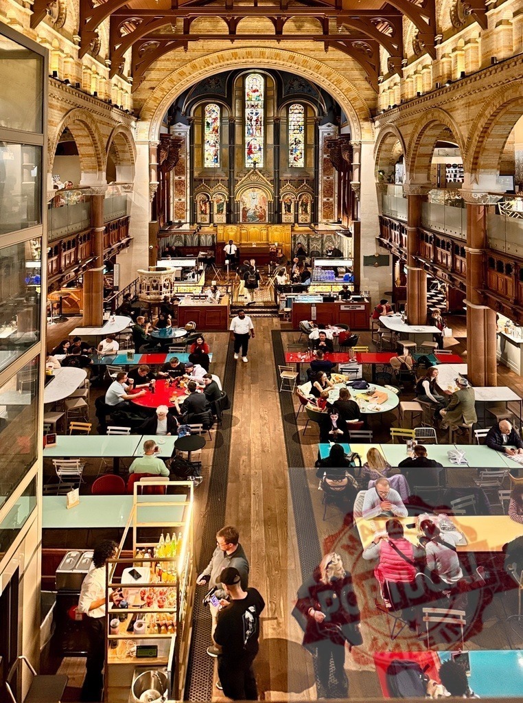 Mercato Mayfair London transforming a church into food hall | People enjoying food and drinks in a beautifully repurposed church food hall - Realisiert mit Pictrs.com