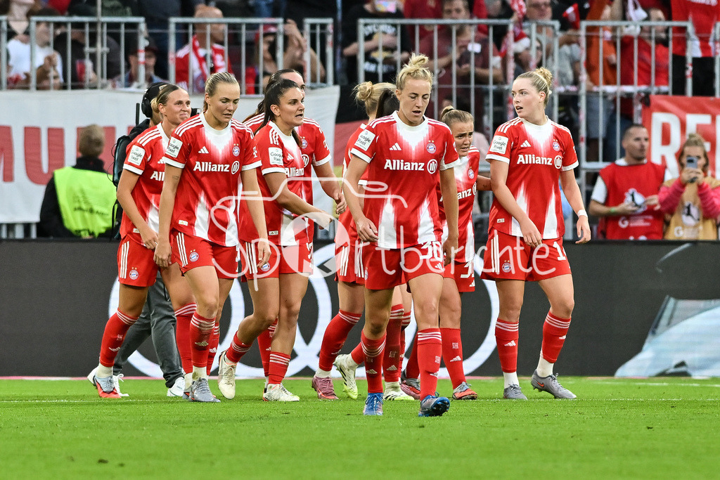 FC Bayern München - Bayer 04 Leverkusen | Jubel der FCB Frauen nach dem Treffer zum 2-0 durch Klara BUEHL (FCB #17) / Tor / Torschuetze / Freude / Happy / Google Pixel Frauen-Bundsliga: FC Bayern München - Bayer 04 Leverkusen; Allianz Arena am 06.09.2025