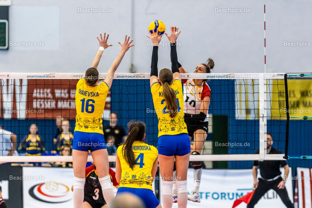 2023-00070919-Freundschaftsspiel-Deutschland-Ukraine | Angriff Lena STIGROT GER 20.05.2023; Berlin Foto: Gerold Rebsch - www.beachpics.de
