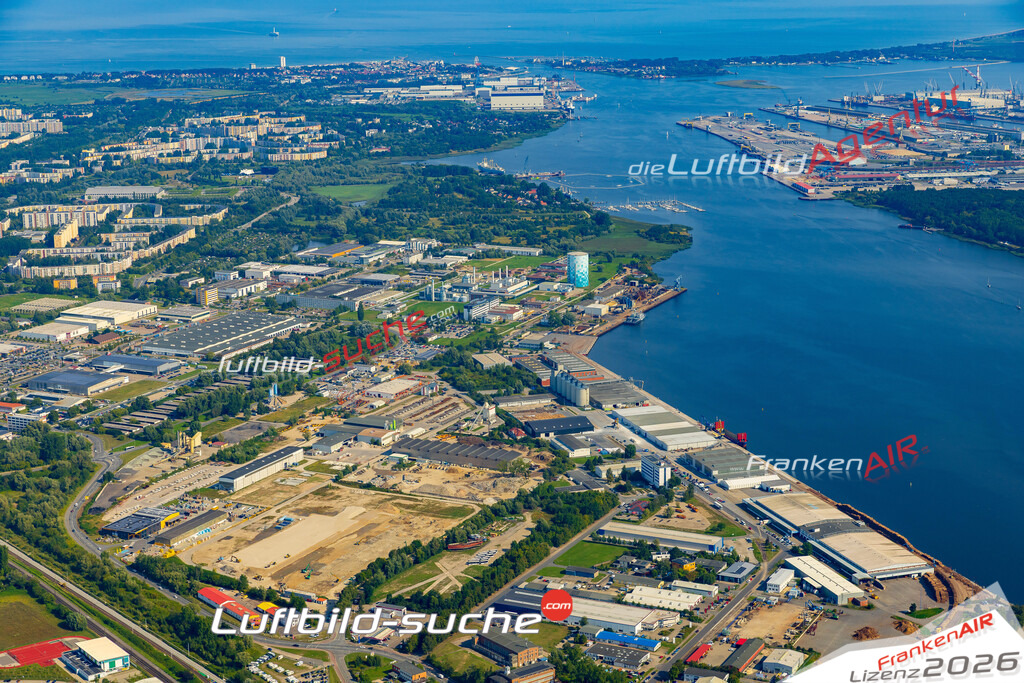 Schrägluftbild  Schmarl  Rostock - Das Luftbild wurde 2025 vom UL-Flugzeug heraus erstellt (ohne Drohne- keine Drohnenaufnahme ) - Hochauflösende Luftaufnahme -Nicht vergleichbar mit Google Maps oder Satelittenbilder- Die Geschenkidee !Mit Lizenz und Bildrechte bestellbar