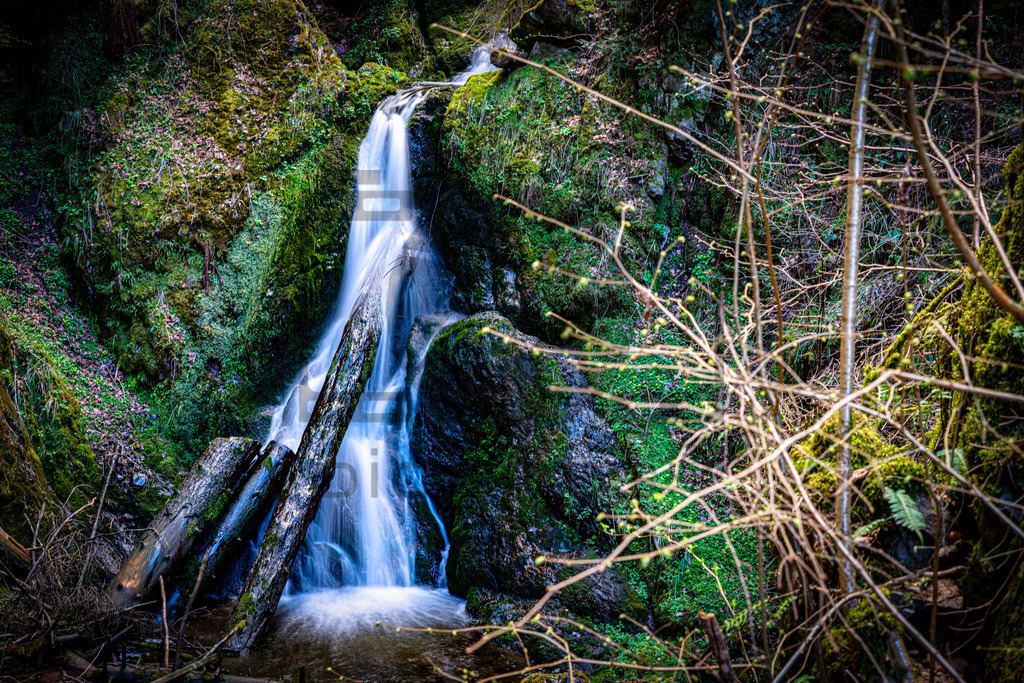 Wutachschlucht | Ein Wasserfall der Wutachschlucht im Südschwarzwald - Realisiert mit Pictrs.com