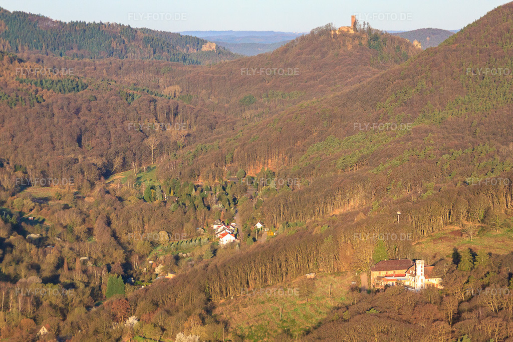 Luftbild: Blick vom Sonnenberg bis zum Trifels am Morgen in Leinsweiler im Bundesland Rheinland-Pfalz in Deutschland. Foto: IMG_63127.jpg vom 20.03.2014 durch Werner Riehm/FLY-FOTO.de