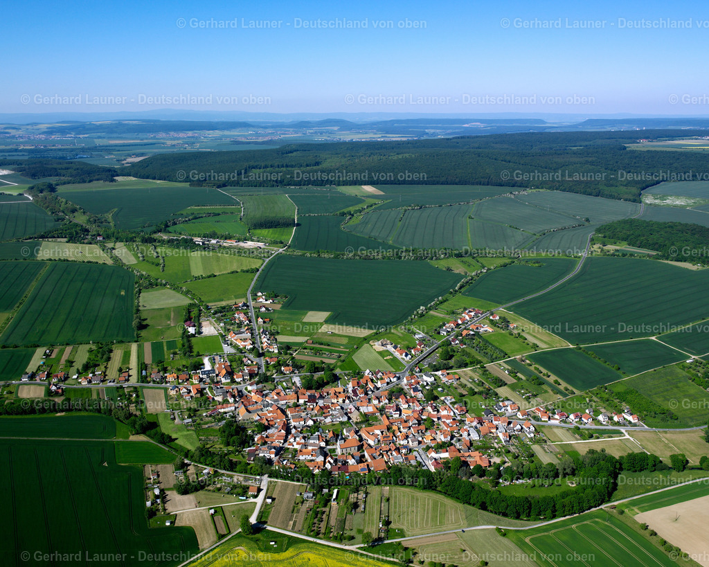 2634543 | SILBERHAUSEN 09.06.2006 Wald- Gebiete und Forstflächen umsäumen das Siedlungsgebiet des Dorfes in Silberhausen im Bundesland Thüringen, Deutschland // Village - view on the edge of forested areas in Silberhausen in the state Thuringia, Germany Foto: Gerhard Launer