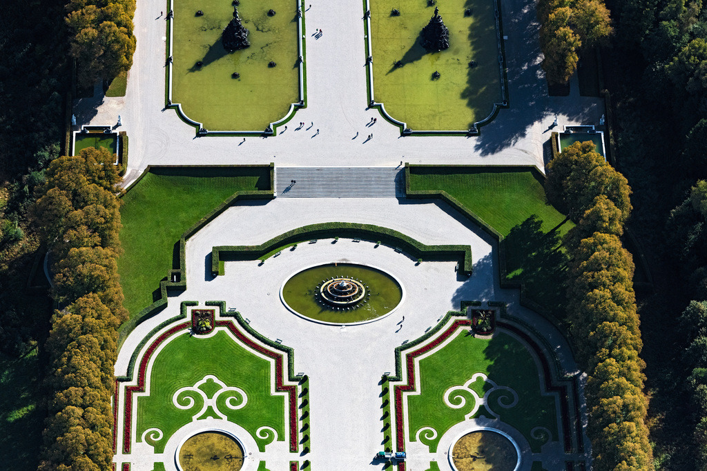 dr__0092598.jpg | CHIEMSEE 01.10.2021 Parkanlage im Schlosspark von Herrenchiemsee in Chiemsee im Bundesland Bayern, Deutschland. // Park of im Schlosspark von Herrenchiemsee in Chiemsee in the state Bavaria, Germany. Foto: Daniel Reiter