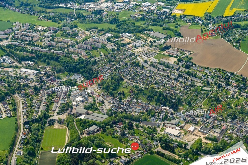 Die Luftaufnahme Niederlößnitz - Lößnitz wurde 2022 vom Flugzeug aus (keine Drohne) erstellt. Hohe Auflösung -für große Poster und Wandbilder geeignet - Garantiert!